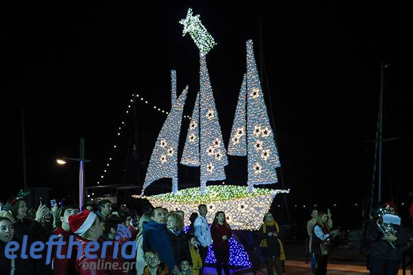 Φωταγωγήθηκε το χριστουγεννιάτικο καράβι στο λιμάνι της Καλαμάτας (βίντεο-φωτογραφίες)