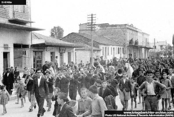 Στη φωτογραφία ο Βρεττάκος και το τάγμα του μπαίνουν ένοπλοι στην Καλαμάτα τον Ιανουάριο 1944 με τη συνοδεία… φιλαρμονικής, στην καρδιά της γερμανικής κατοχής - Κοινός εχθρός τους οι αντιστασιακές οργανώσεις - Φωτογραφία από ανάρτηση του Βύρωνα Τεζαψίδη στο WWII History in Greece