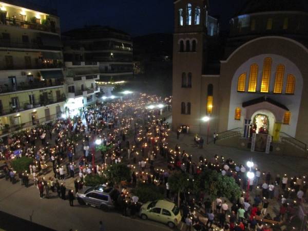 Καλαμάτα: Κατανυκτική ατμόσφαιρα στον ναό των Ταξιαρχών για την Ανάσταση (φωτογραφίες)