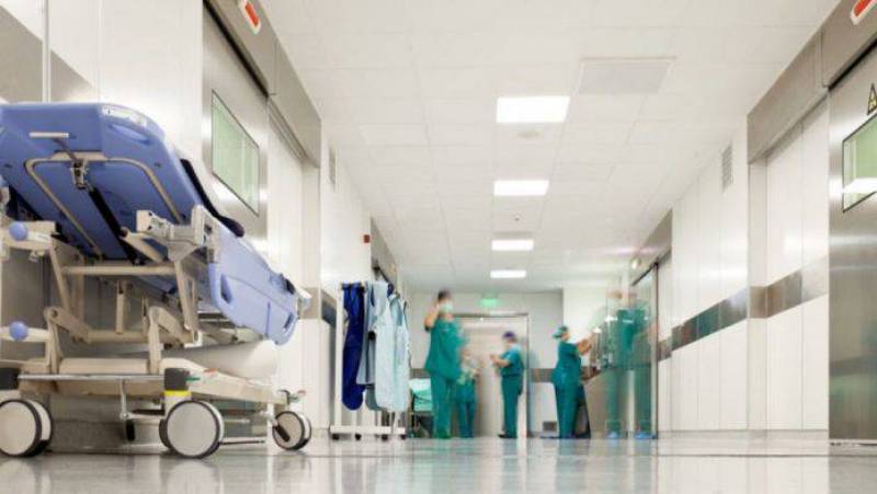 Νοσοκομεία: Συνεχίζουν να εργάζονται περίπου 250 ανεμβολίαστοι υγειονομικοί