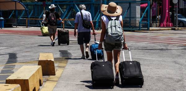 ΙΝΣΕΤΕ: Μειώθηκαν οι τουρίστες, αυξήθηκε η μέση διάρκεια παραμονής το 2020