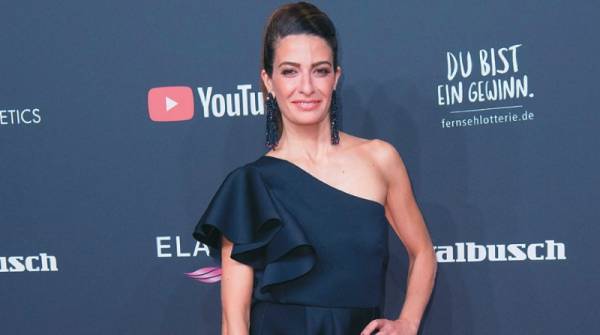 Λίντα Ζερβάκη: Η Ελληνίδα παρουσιάστρια που... τρόλαρε τους Γερμανούς πολιτικούς με Μίκυ Μάους!