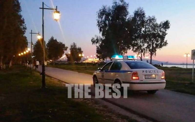 Κορονοϊός: Με μεγάφωνα οι αστυνομικοί στην Πάτρα ζητούν από τον κόσμο να πάει σπίτι (Βίντεο)