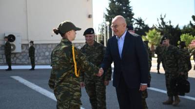 Δένδιας: Θεσμική τομή η κατάταξη των πρώτων εθελοντριών οπλιτών των Ενόπλων Δυνάμεων