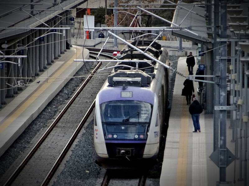 Hellenic Train: Λόγω της πυρκαγιάς στην Αθηνών - Κορίνθου απαγορεύτηκε η κυκλοφορία των τρένων του προαστιακού με εντολή της Πολιτικής Προστασίας