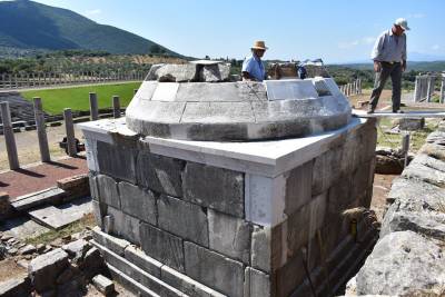 Εντυπωσιακή αναστήλωση ταφικού μνημείου στην Αρχαία Μεσσήνη