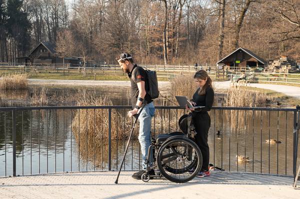 Επιστήμη - Υγεία: Εμφύτευμα βοηθά ασθενή με παράλυση να περπατήσει