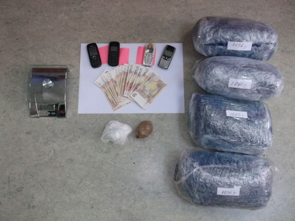Συνελήφθησαν 2 Αλβανοί με 4 κιλά χασίς, κοκαΐνη και πλαστά ευρώ 