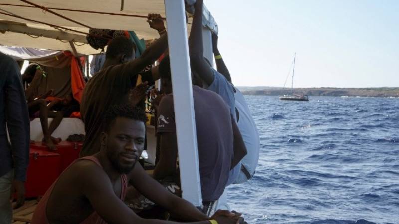Παραμένει το αδιέξοδο με τους 100 πρόσφυγες ανοιχτά της Σικελίας