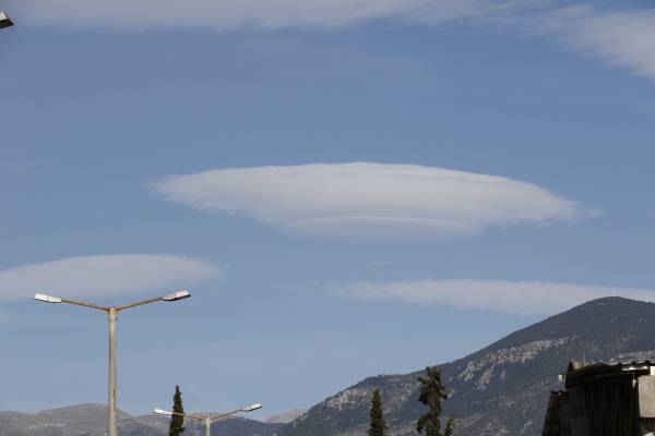 Σύννεφα "ιπτάμενοι δίσκοί" πάνω από την Καλαμάτα