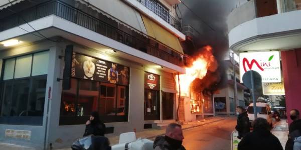 Υπό μερικό έλεγχο πυρκαγιά σε φανοποιείο στο Περιστέρι
