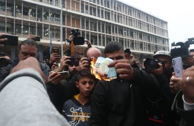 Θεσσαλονίκη: Απολογείται ο αστυνομικός που πυροβόλησε τον 16χρονο - Συγκέντρωση Ρομά έξω από τα δικαστήρια