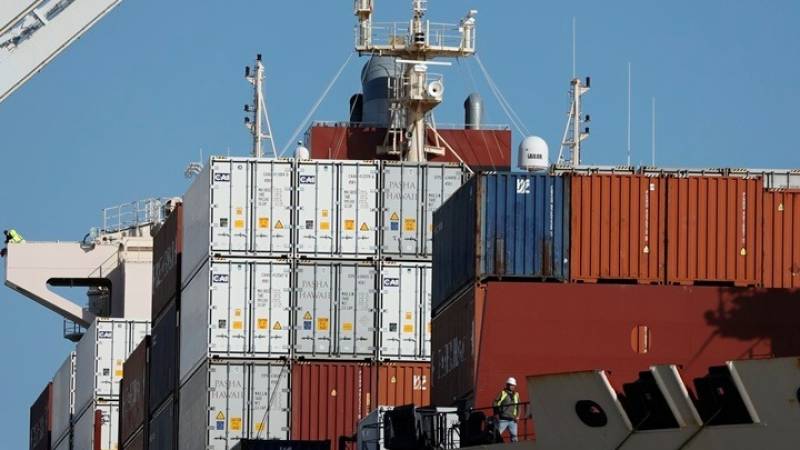 Πόλεμος στη Μέση Ανατολή: Εκτοξεύονται τα ναύλα και αλλάζουν ρότα τα containerships