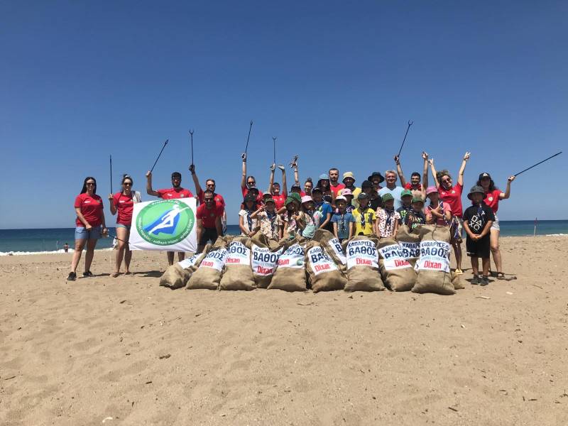 Εθελοντικός καθαρισμός στην παραλία της Ελαίας