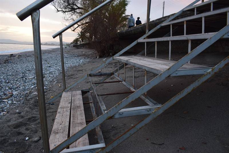 Επικίνδυνες οι σκάλες που οδηγούν στην παραλία