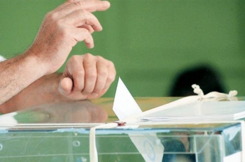 Στην τελική ευθεία προς τις εκλογές: Νέα πρόσωπα μπαίνουν σε όλα τα ψηφοδέλτια