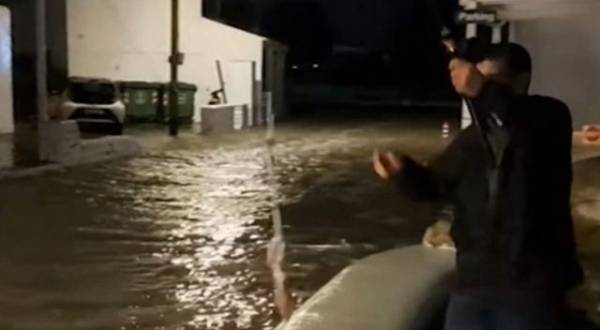 Μυκονιάτης βγήκε για ψάρεμα σε πλημμυρισμένο δρόμο και έβγαλε καλαμάρι! (βίντεο)