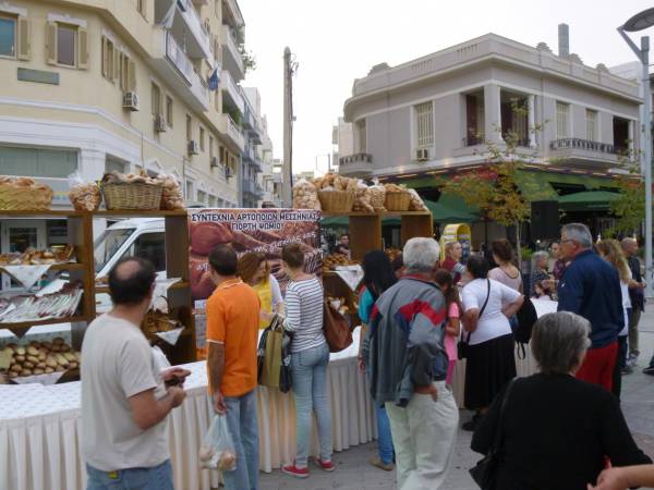Οι αρτοποιοί της Μεσσηνίας πρόσφεραν ψωμί και αρτοσκευάσματα στην πλατεία Καλαμάτας