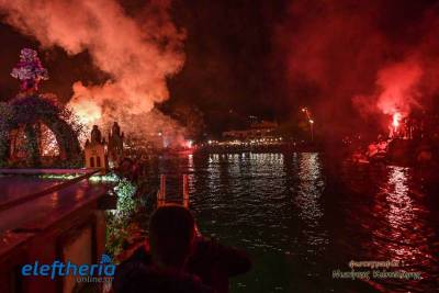 Πελοπόννησος: Σε κατανυκτική ατμόσφαιρα η περιφορά Επιταφίων μέσα από τη θάλασσα σε παραλιακές περιοχές