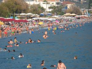 Γεμάτες οι παραλίες στη Μεσσηνία: Ελλειψη ξενοδοχειακών κλινών και θέσεων πάρκινγκ στην Καλαμάτα