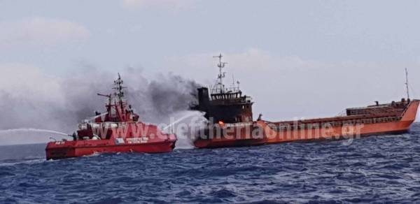 Φωτιά σε φορτηγό πλοίο στο ακρωτήριο Ταίναρο (βίντεο)