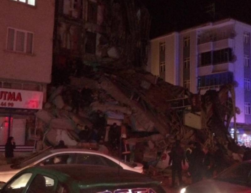 Τουρκία: Καταρρεύσεις κτιρίων από τον ισχυρό σεισμό 6,9 Ρίχτερ (Βίντεο+φωτο)