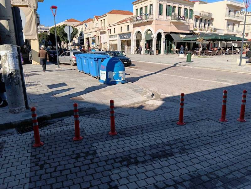 Παρέμειναν οι κάδοι