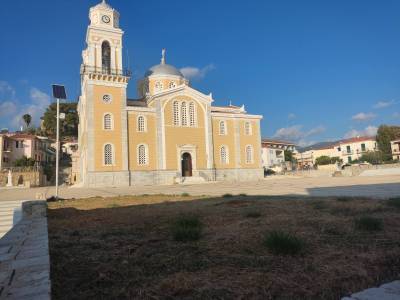 Καλαμάτα: Γκαζόν στην αναπλασμένη πλατεία Υπαπαντής -  Απευθείας ανάθεση και νέα εργολαβία 16.000 ευρώ