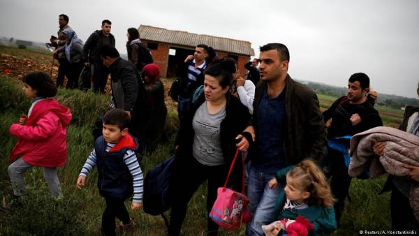 Spiegel: Οι Ελληνες στέλνουν με τα εσώρουχα πρόσφυγες πίσω στην Τουρκία