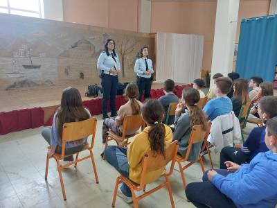 Μάθημα οδικής ασφάλειας από την Τροχαία σε μαθητές του 1ου Δημοτικού Καλαμάτας