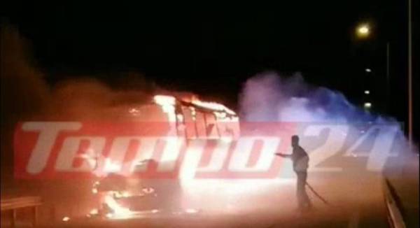 Αχαΐα: Σχολικό λεωφορείο πήρε φωτιά - Η στιγμή που τυλίχθηκε στις φλόγες