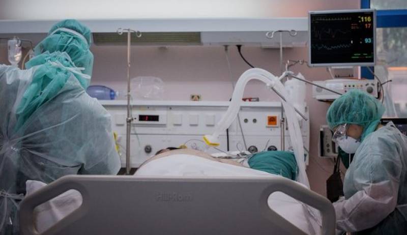 Κορονοϊός: Αυξάνονται ραγδαία οι θάνατοι - Σε τροχιά ανόδου και οι νοσηλείες