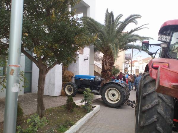 Σε αποκλεισμό του Διοικητηρίου Λακωνίας προχωρούν οι αγρότες