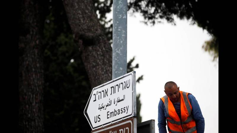 Πινακίδες με την ένδειξη &quot;Πρεσβεία των ΗΠΑ&quot; στην Ιερουσαλήμ