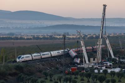 Σύγκρουση τρένων στην Ισπανία: Συνεχίζονται οι έρευνες στα συντρίμμια για επιζώντες, «ίσως υπάρχουν κι άλλα θύματα» - Aπεργούν οι μηχανοδηγοί