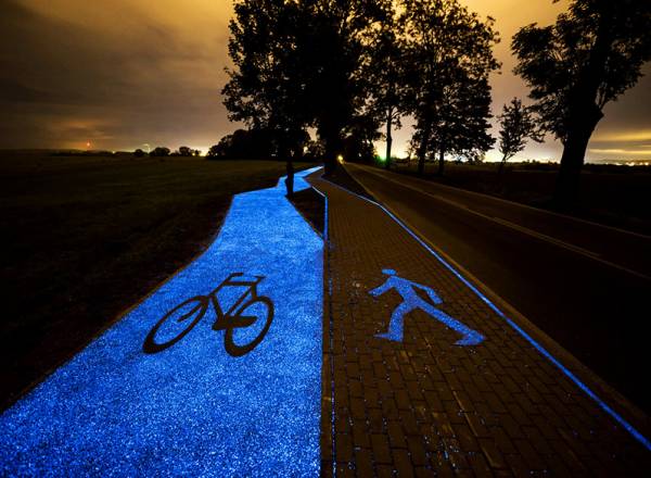Ποδηλατόδρομος που λαμπυρίζει τη νύχτα και τροφοδοτείται από ηλιακή ενέργεια (φωτογραφίες)