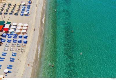 «Κίνημα της πετσέτας»: Ξηλώθηκαν οι πρώτες ξαπλώστρες στην Πάρο (βίντεο)