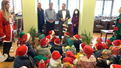 Χριστουγεννιάτικη ατμόσφαιρα στο δημαρχείο Καλαμάτας