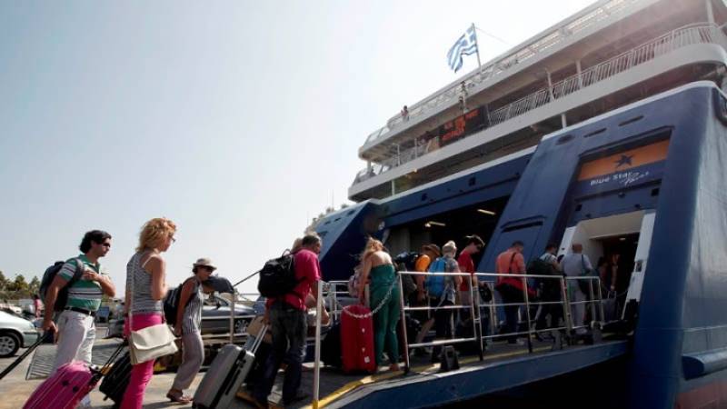 Αυξημένη η έξοδος των αδειούχων του καλοκαιριού από τα λιμάνια της Αττικής