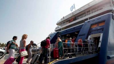 Αυξημένη η έξοδος των αδειούχων του καλοκαιριού από τα λιμάνια της Αττικής