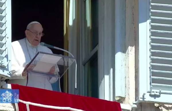 Βατικανό: Σταματήστε τους διακινητές ανθρώπων, λέει ο πάπας Φραγκίσκος, μετά το ναυάγιο σκάφους που μετέφερε μετανάστες στην Ιταλία