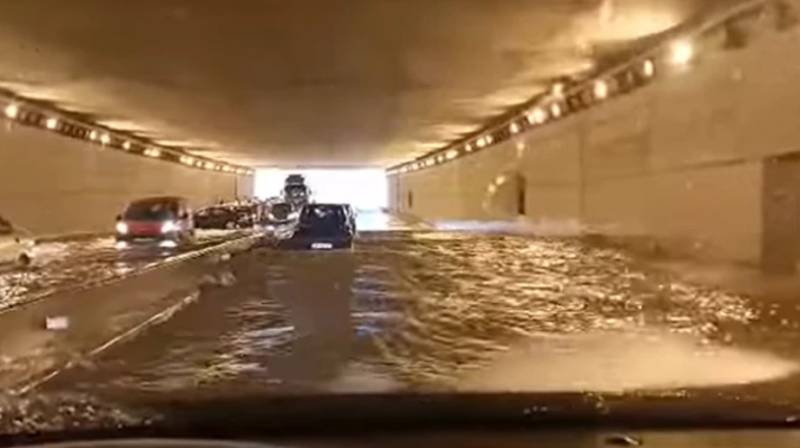 Θεσσαλονίκη: «Πλημμύρισε» η σήραγγα της Περιφερειακής Οδού - Τα οχήματα μετατράπηκαν σε… βάρκες (Βίντεο)