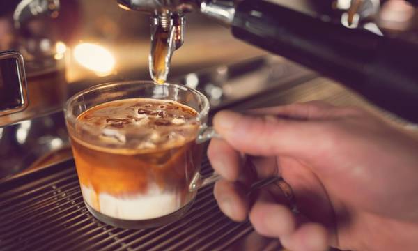 Νέα μελέτη: Μέχρι τρεις καφέδες την ημέρα μειώνουν τον κίνδυνο εγκεφαλικού και καρδιαγγειακού θανάτου