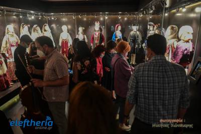 Καλαμάτα: Διεθνής Ημέρα Μουσείων στη Συλλογή Ελληνικών Ενδυμασιών «Βικτωρία Γ. Καρέλια» (φωτογραφίες)