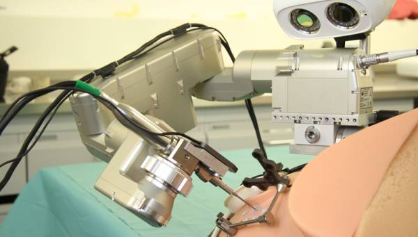 Eισαγωγή (η πρώτη στον κόσμο) κοχλιακού εμφυτεύματος σε αυτί με τη βοήθεια ρομπότ