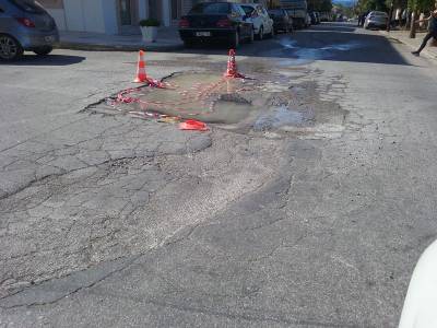 Το δίκτυο ύδρευσης της Κυπαρισσίας καταστρέφει το δρόμο
