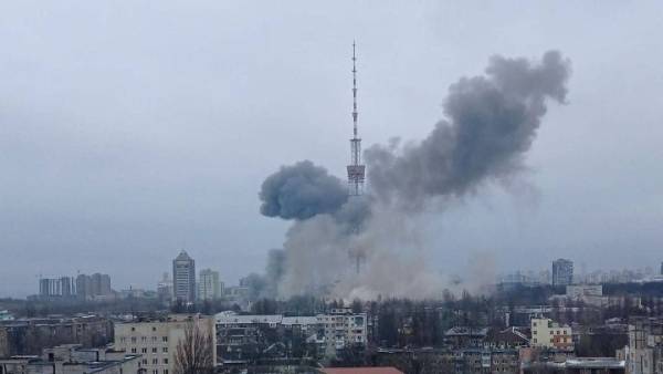 Πέντε νεκροί από ρωσικό βομβαρδισμό στον πύργο τηλεόρασης στο Κίεβο (βίντεο)