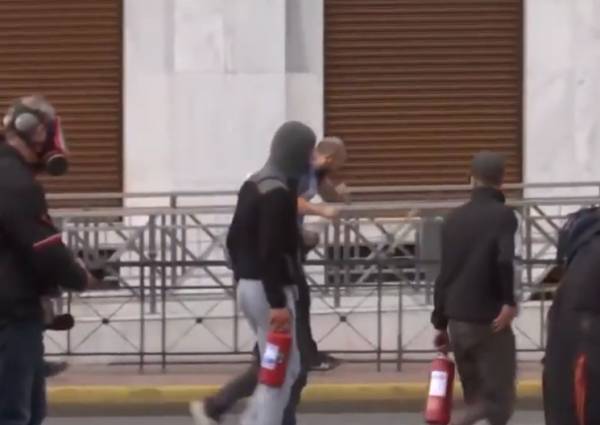 Ένταση στην πορεία των μαθητών στο κέντρο της Αθήνας (Βίντεο)