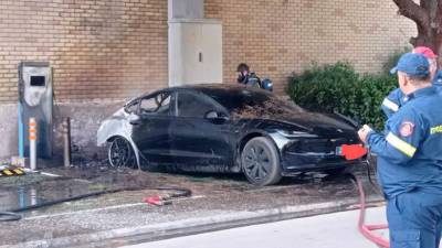 Tesla πήρε φωτιά ενώ φόρτιζε σε σούπερ μάρκετ στην Αγία Παρασκευή