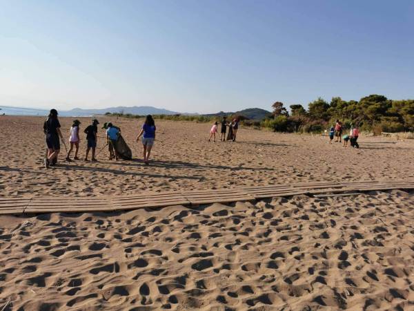 Πρόσκοποι καθάρισαν ξανά την παραλία της Ελαίας